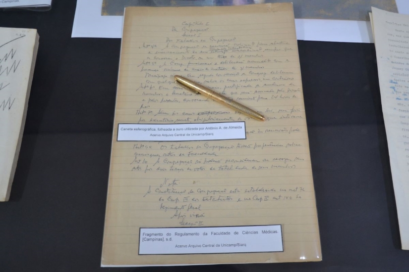 Fragmento do regulamento da Faculdade de Medicina e caneta folheada a ouro, que pertenceu a Almeida. Foto: Karen Moraes/ARPI