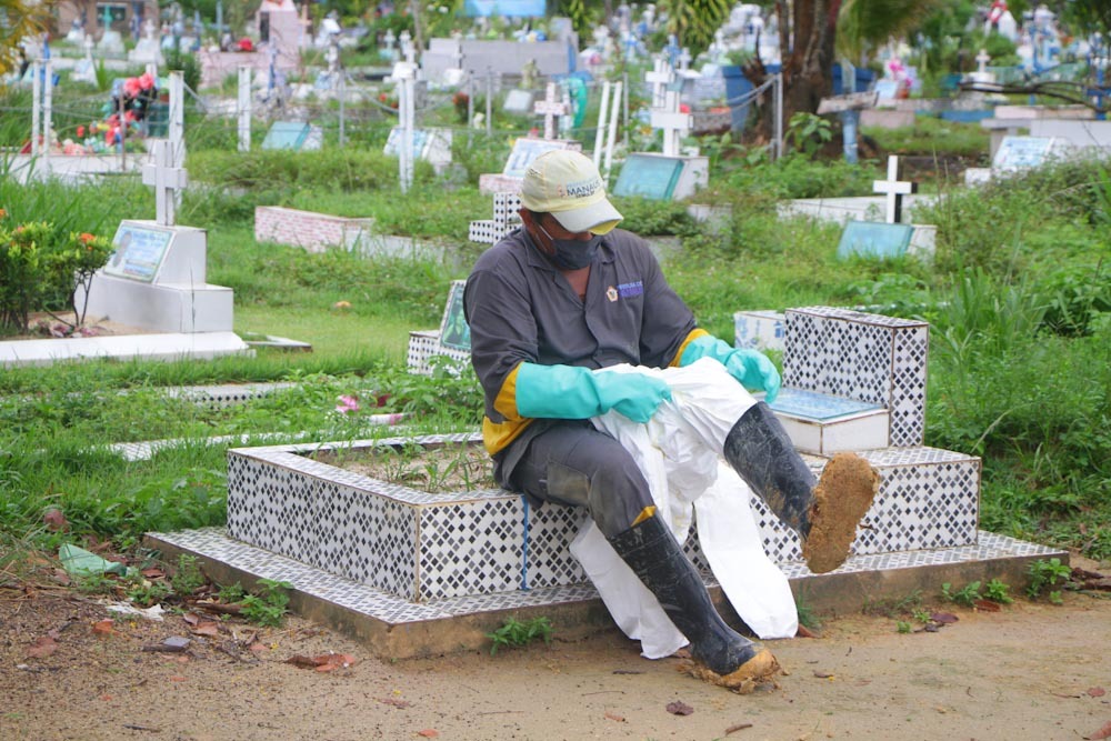Agente funerário veste EPI, em Manaus/Foto: Sandro Pereira/Códgio19 Fotojornalismo