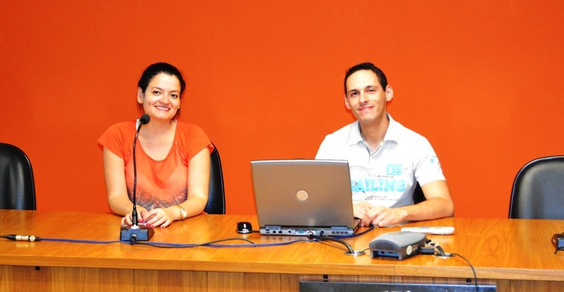 Newton e Fabiana apresentam o novo site na Sala da Congregação da FCM. Foto: Edimilson Montalti - ARPI-FCM/Unicamp