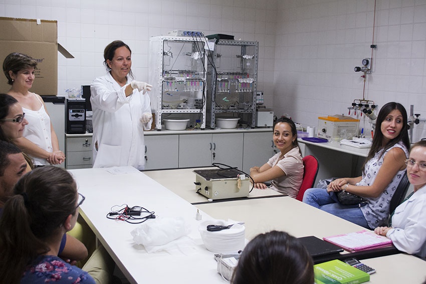 Estudantes de pós-graduação da Unicamp assistem explicação sobre o exame de biópsia retal realizado pela pesquisadora da Faculdade de Ciências Médicas da Universidade Nova de Lisboa, Marisa Isabel Lopes de Sousa/Foto: Marcelo Oliveira - CADCC - FCM/Unicamp