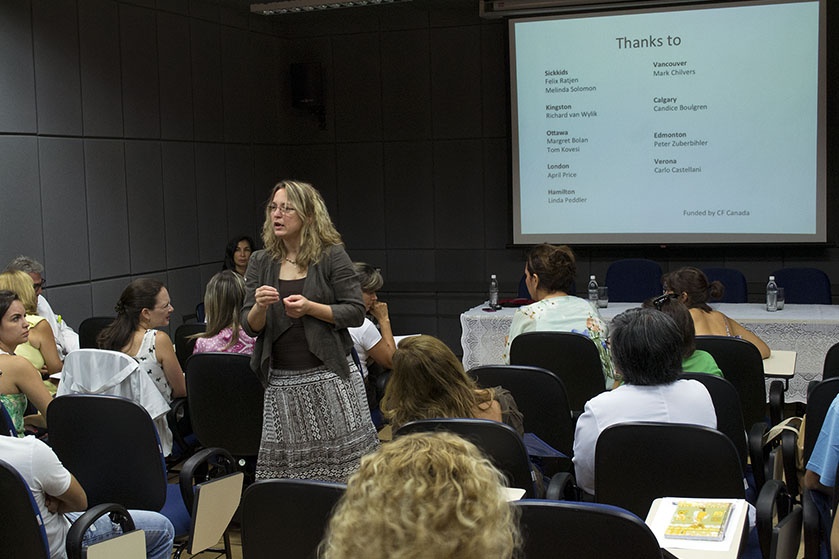 Tanja Gonska, pesquisadora do Sick Kids, ensina como o evaporímetro é utilizado no teste de suor para diagnosticar a fibrose cística/Foto: Marcelo Oliveira - CADCC - FCM/Unicamp