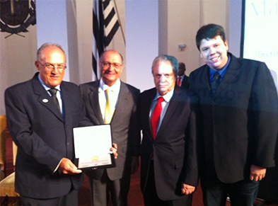 Rafael Lanaro (à direita) recebe menção honrosa do governador do Estado pela atuação no Caso Vera Cruz