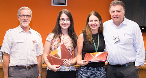 A estudante Ana Maria Rossignolli Pinto recebe o segundo lugar do 20º Prêmio Lopes de Faria/Foto: Rafael Marques