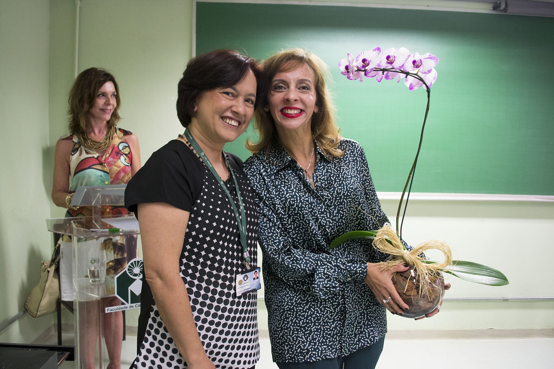 Christiane do Couto recebe de Helenice Nakamura uma lembrança pela posse como nova coordenadora do curso de Fonoaudiologia. Foto: Marcelo Oliveira - CADCC-FCM/Unicamp