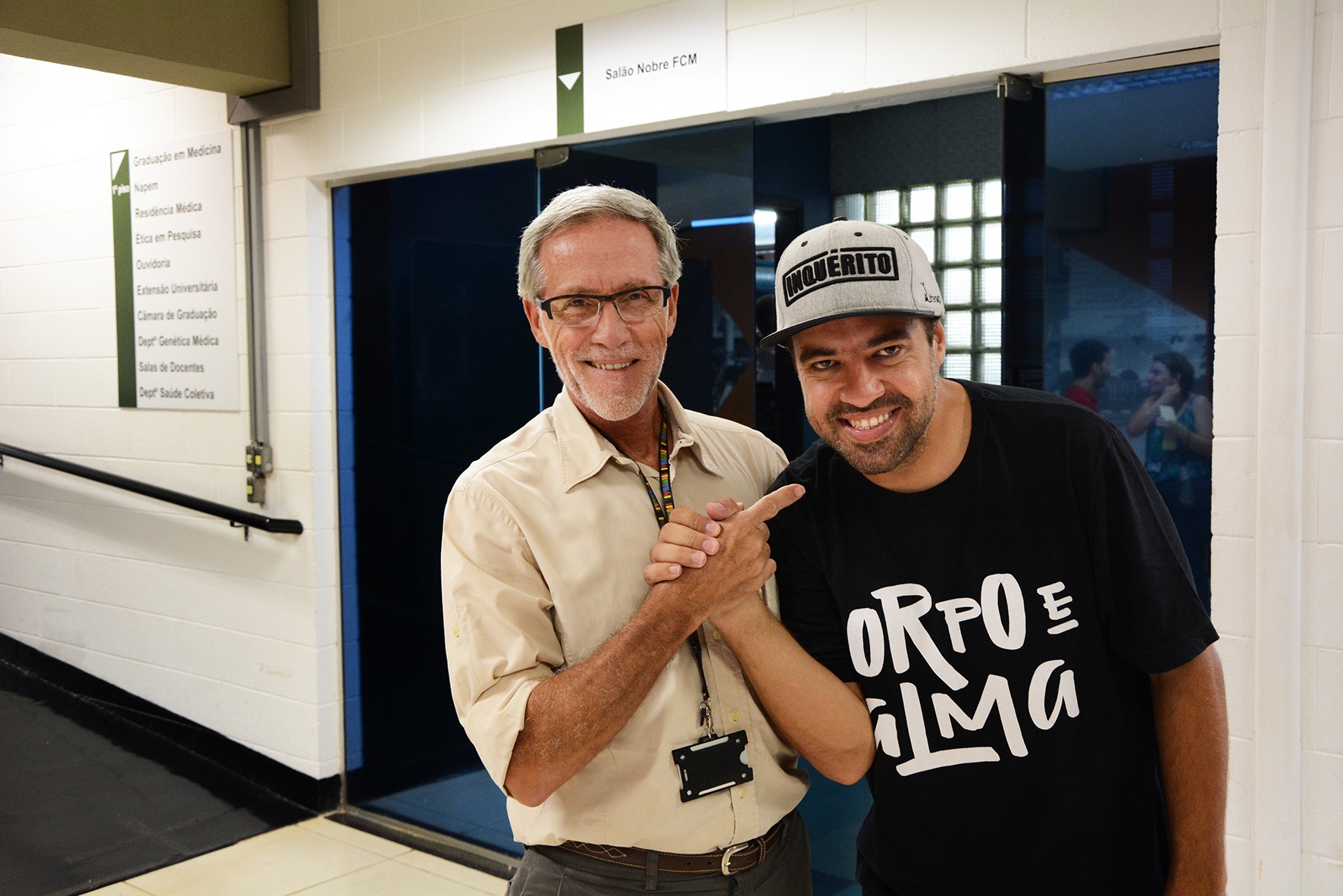 O diretor associado da FCM, Roberto Teixeira Mendes e o rapper Renan Inquérito/Foto: Marcelo Oliveira