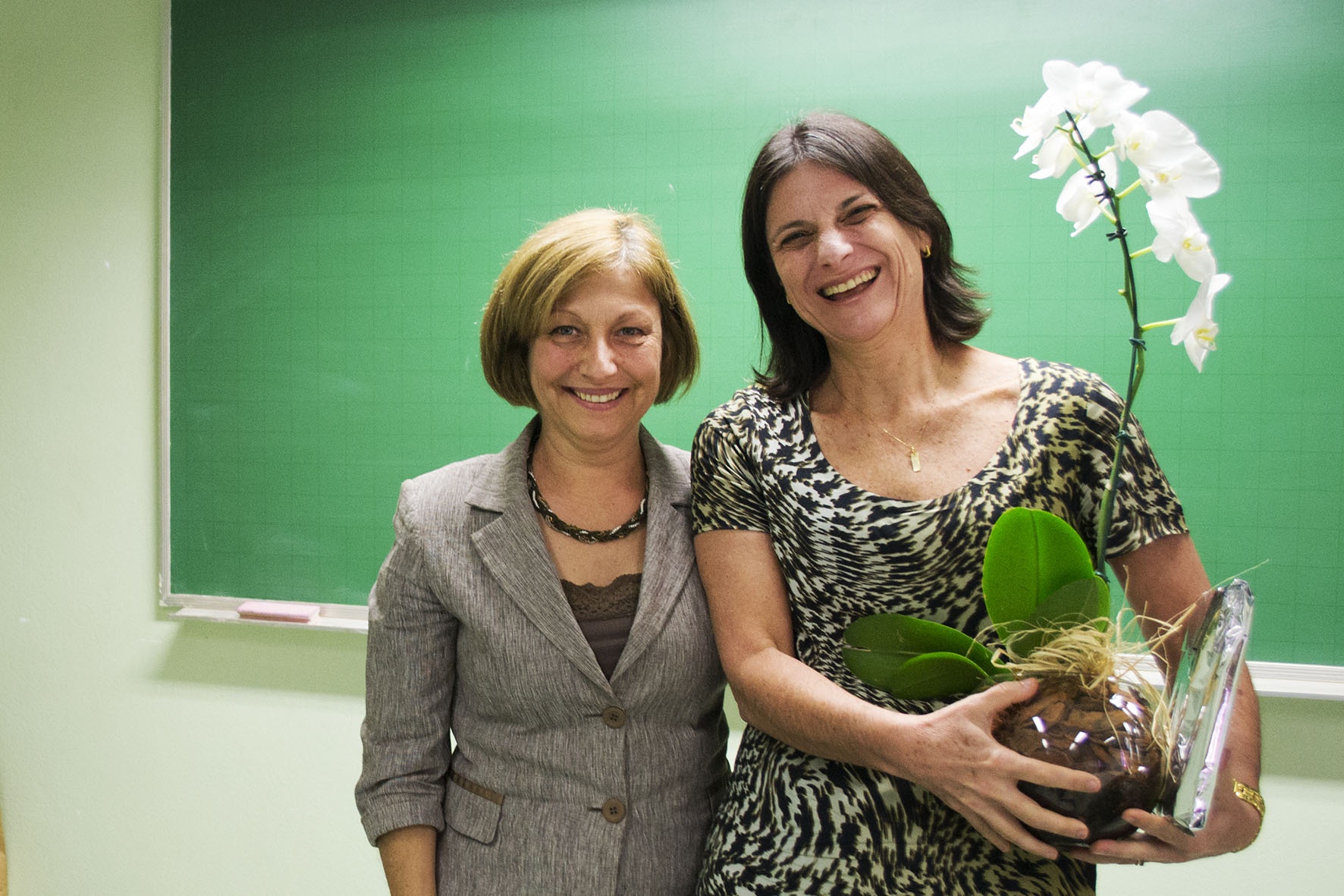 Maria Cecília Marconi Pinheiro Lima entrega uma lembrança para Francisca Colella que permaneceu como coordenadora do curso de Fonoaudiologia por duas gestões. Foto: Marcelo Oliveira - CADCC-FCM/Unicamp