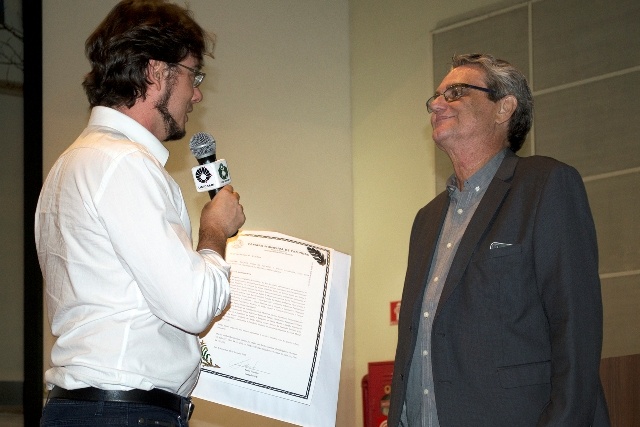 Pedro Tourinho entrega à Amarante voto de aplauso da Câmara de Vereadores de Campinas