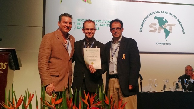 Romeo L. Simões recebe prêmio pelo trabalho “Advanced Disaster Medical Response (ADMR): a course initial experience in Brazil”. Foto: Divulgação