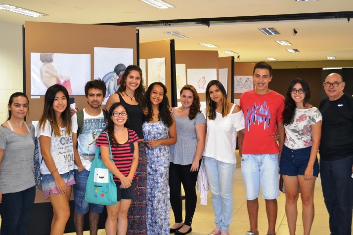 Alunos do curso de arquitetura e urbanismo da Unicamp. À direita, o professor Marco Do Valle, curador da exposição. Foto: Edimilson Montalti. ARPI-FCM/Unicamp