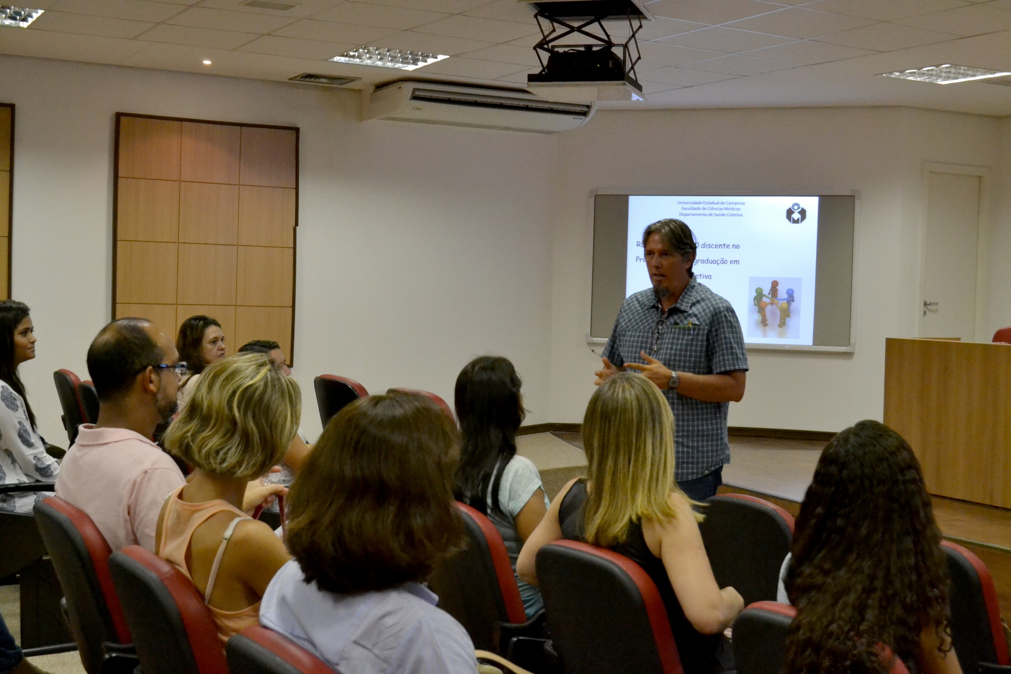 Coordenador do curso de pós-graduação em Saúde Coletiva, Nelson Filice de Barros dá boas-vindas aos novos alunos/Foto: Camila Delmondes