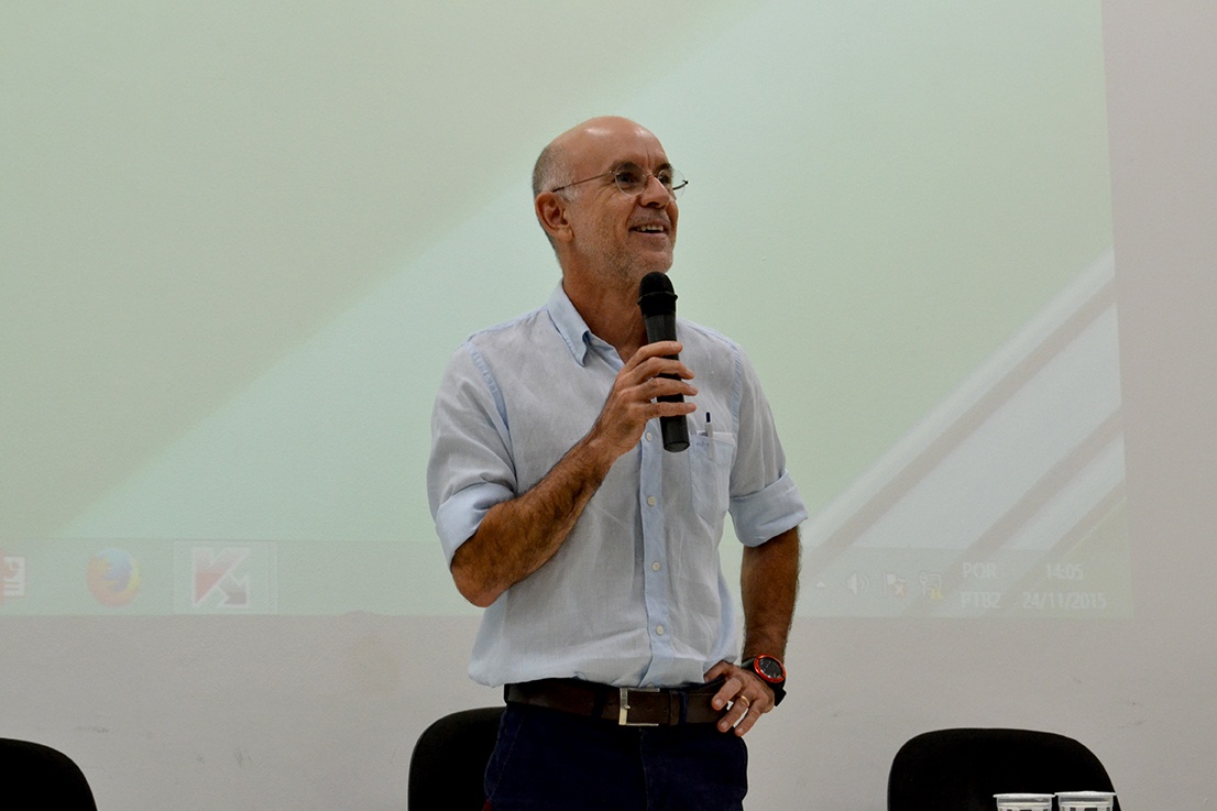 &quot;a sabedoria é mais que o conhecimento. Sabedoria é o conhecimento aplicado&quot;, disse o coordenador da Comissão de Ensino de Graduação em Medicina da FCM Paulo Velho/Foto: Camila Delmondes