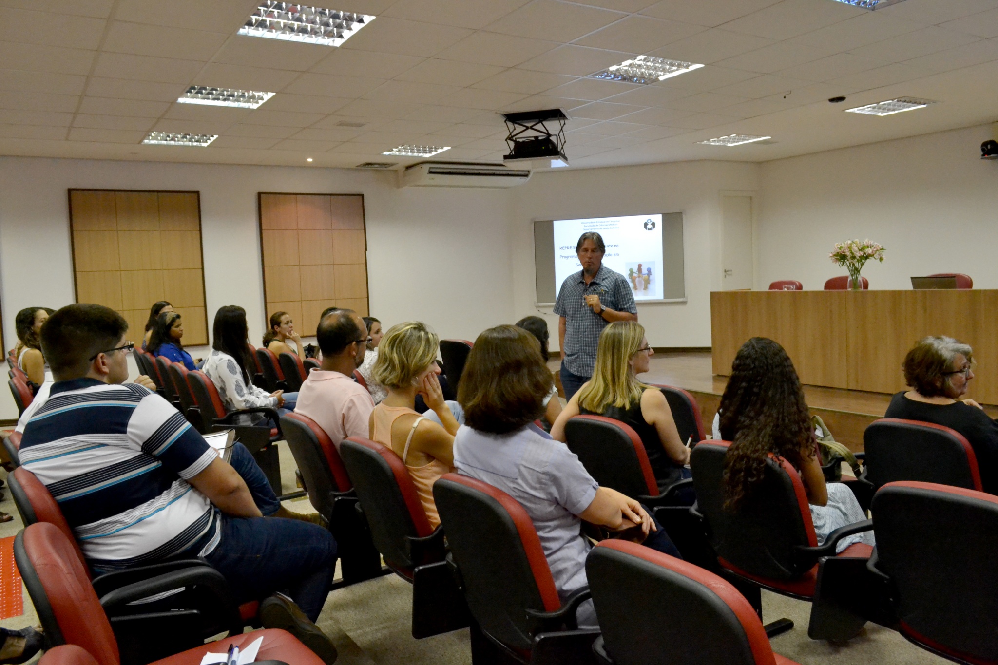 Coordenador do curso de pós-graduação em Saúde Coletiva, Nelson Filice de Barros dá boas-vindas aos novos alunos/Foto: Camila Delmondes