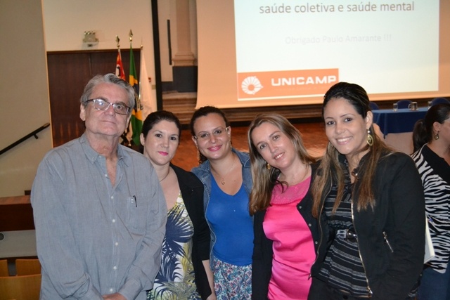 Paulo Amarante posa para foto com alunas e profissionais da Saúde Mental