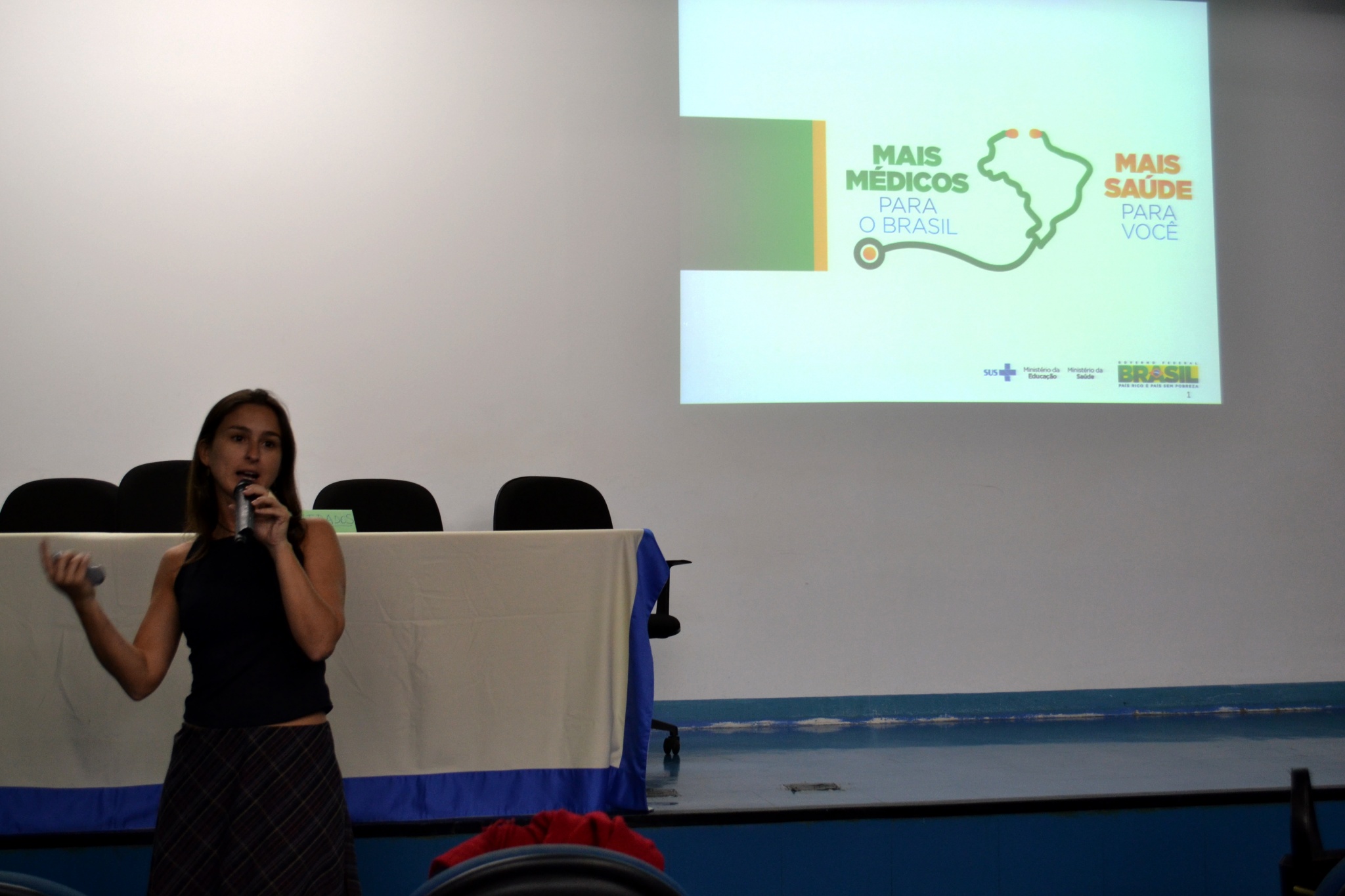 Mariana Campos, representante do Ministério da Saúde (MS) no estado de São Paulo, explica o funcionamento do Programa Mais Médicos/Foto: Camila Delmondes - ARPI - FCM/Unicamp