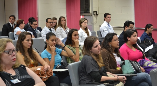 Apresentação de TCCs de cirurgia reúne médicos-residentes, professores e convidados