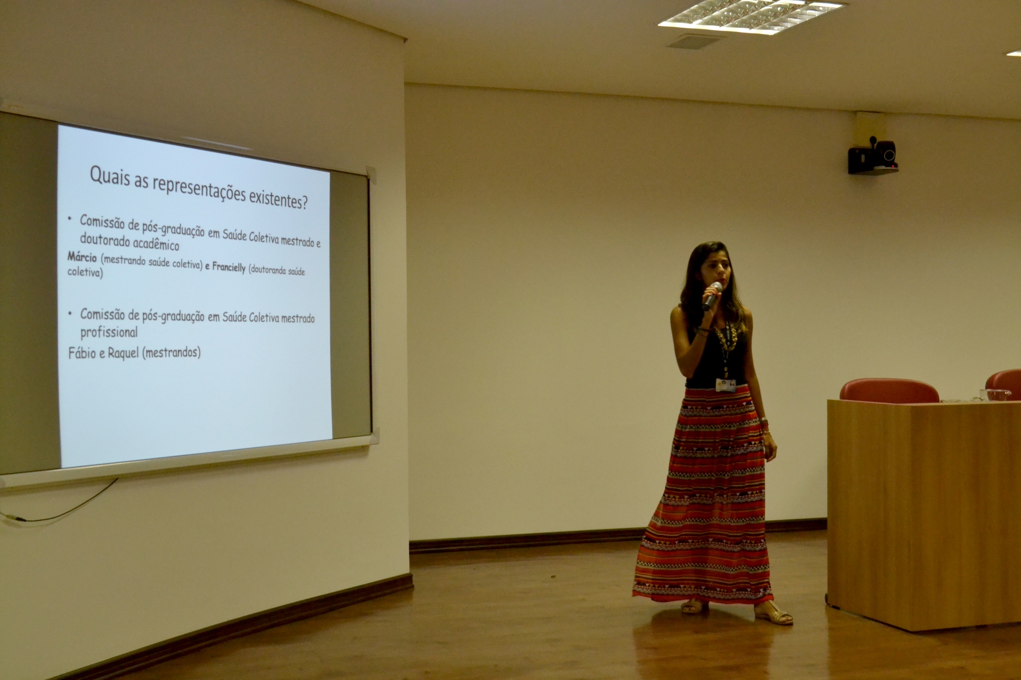 A doutoranda Núbia Garcia Vianna fala sobre os espaços de representação discente na FCM/Foto: Camila Delmondes