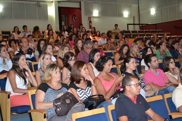 Público acompanha apresentação de Paulo Amarante