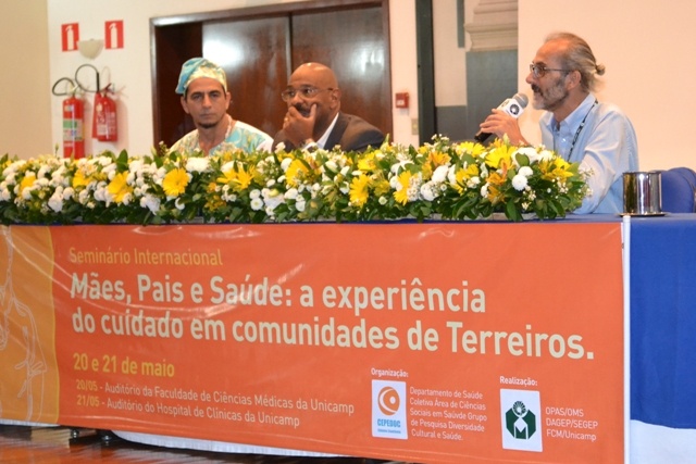 Tata Ngunz’tala, Rui Leandro da Silva Santos e  Juan Carlos Aneiros Fernandez, anfitrião do evento. Foto: Edimilson Montalti - ARPI-FCM/Unicamp