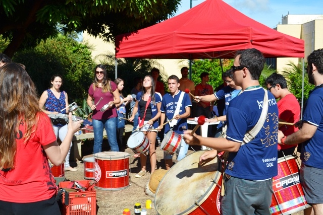 A bateria Batucogu da Medicina comanda o ritmo da recepção aos calouros na FCM
