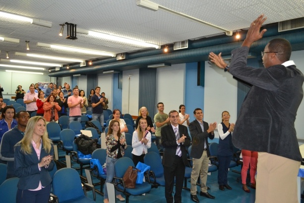 Roberto Antonio Soares faz dinâmica com o público presente. Foto: Camila Delmondes. ARPI-FCM/Unicamp