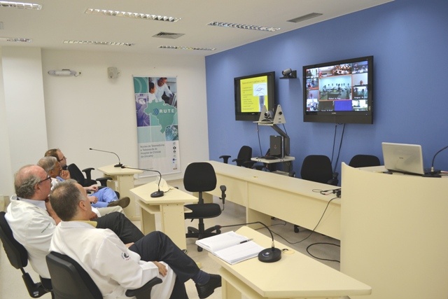 Sessão de videoconferência no HC da UNicamp interliga hospitais de vários países em discussão de casos de trauma e cirurgia. Foto: Edimilson Montalti - ARP-FCM