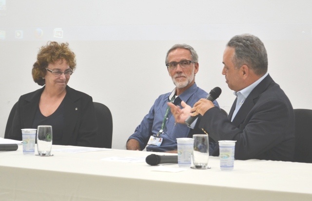 Laura Ward, Roberto Teixeira Mendes e Luiz Cortez abrem encontro sobre internacionalização na FCM. Foto: Edimilson Montalti. ARPI-FCM/Unicamp