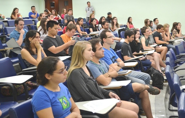 Alunos de medicina e outros cursos da área da saúde buscam informações sobre o programa Ciência sem Fronteiras. Foto: Edimilson Montalti. ARPI-FCM/Unicamp