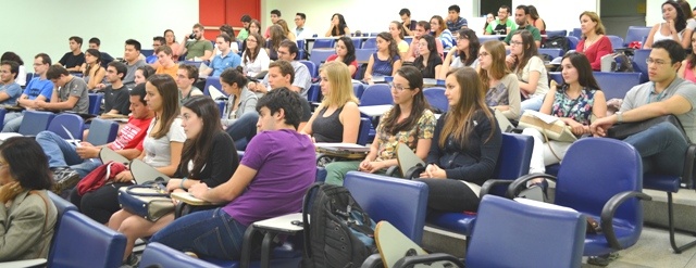 Alunos de medicina e de outros cursos da área da saúde  buscam informações sobre o programa Ciência sem Fronteiras. Foto: Edimilson Montalti. ARPI-FCM/Unicamp