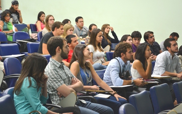 Na primeira fila, alunos veteranos que retornaram de Universidades estrangeiras. Foto: Edimilson MOntalti. ARPI-FCM/Unicamp