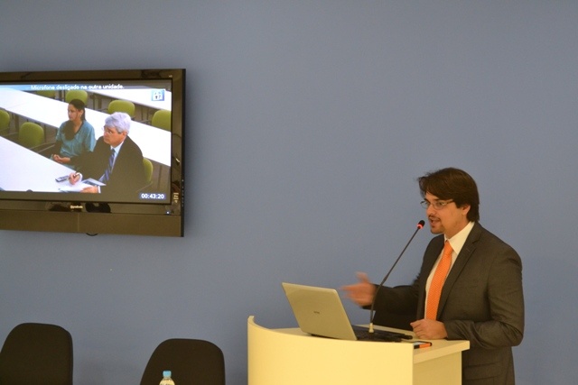 Bruno Monteiro Tavares apresenta em inglês sua tese de doutorado. No monitor ao fundo, Sandro Rizoli, do Canadá, acompanha a apresentação Foto: Edimilson Montalti. ARPI-FCM/Unicamp