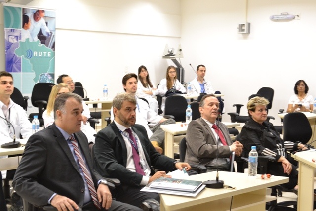 Gustavo Fraga (primeiro à esquerda) e membros titulares de suplentes da banca que avaliou a pesquisa. Foto: Edimilson Montalti. ARPI-FCM/Unicamp