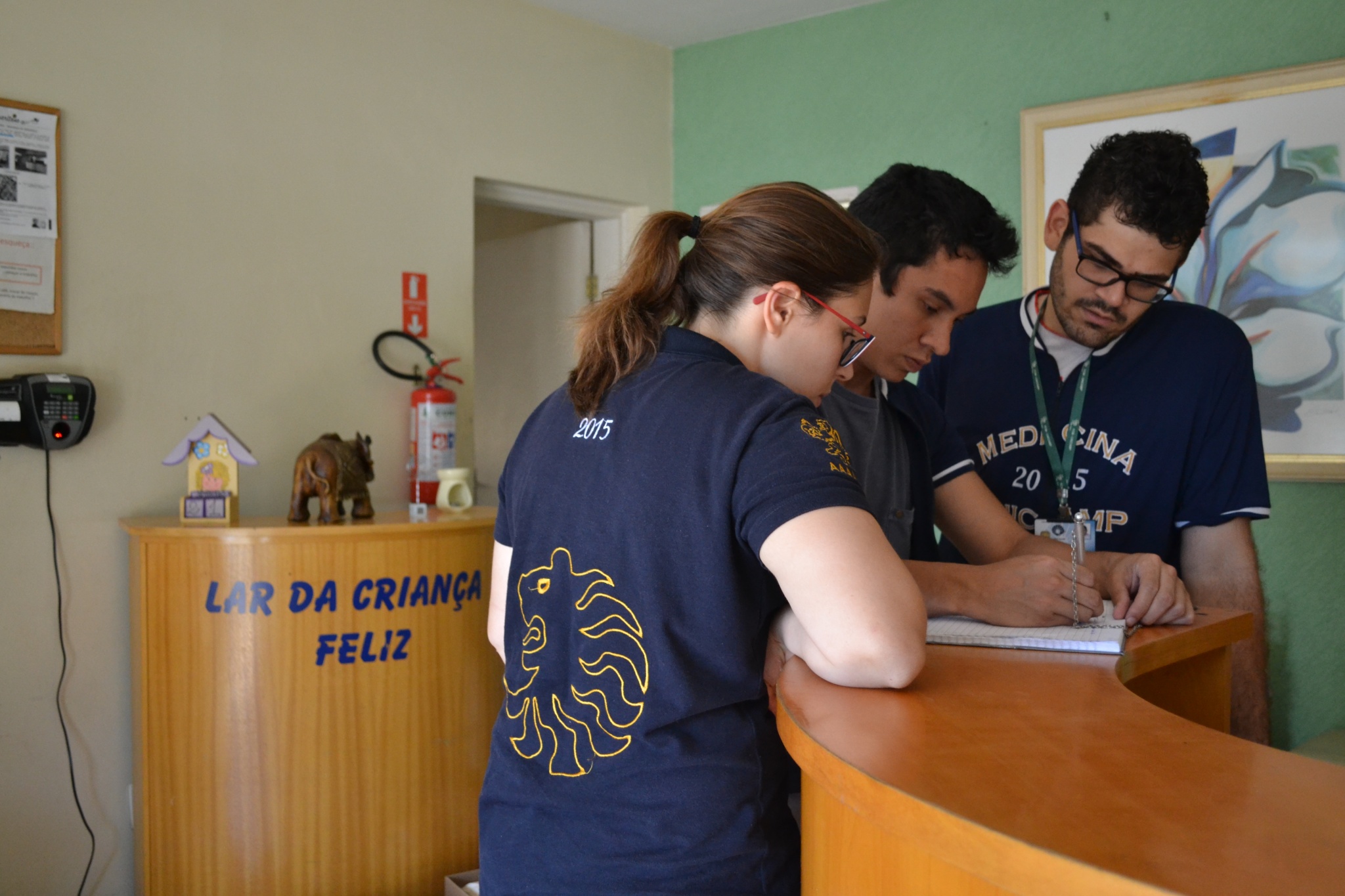 Os estudantes Paulo Sergio dos Reis Júnior, Luiz Affonso Ferreira e Marcella Tardelli Falleiros Lima, do 3º ano da Medicina participaram da entrega das doações/Foto: Camila Delmondes