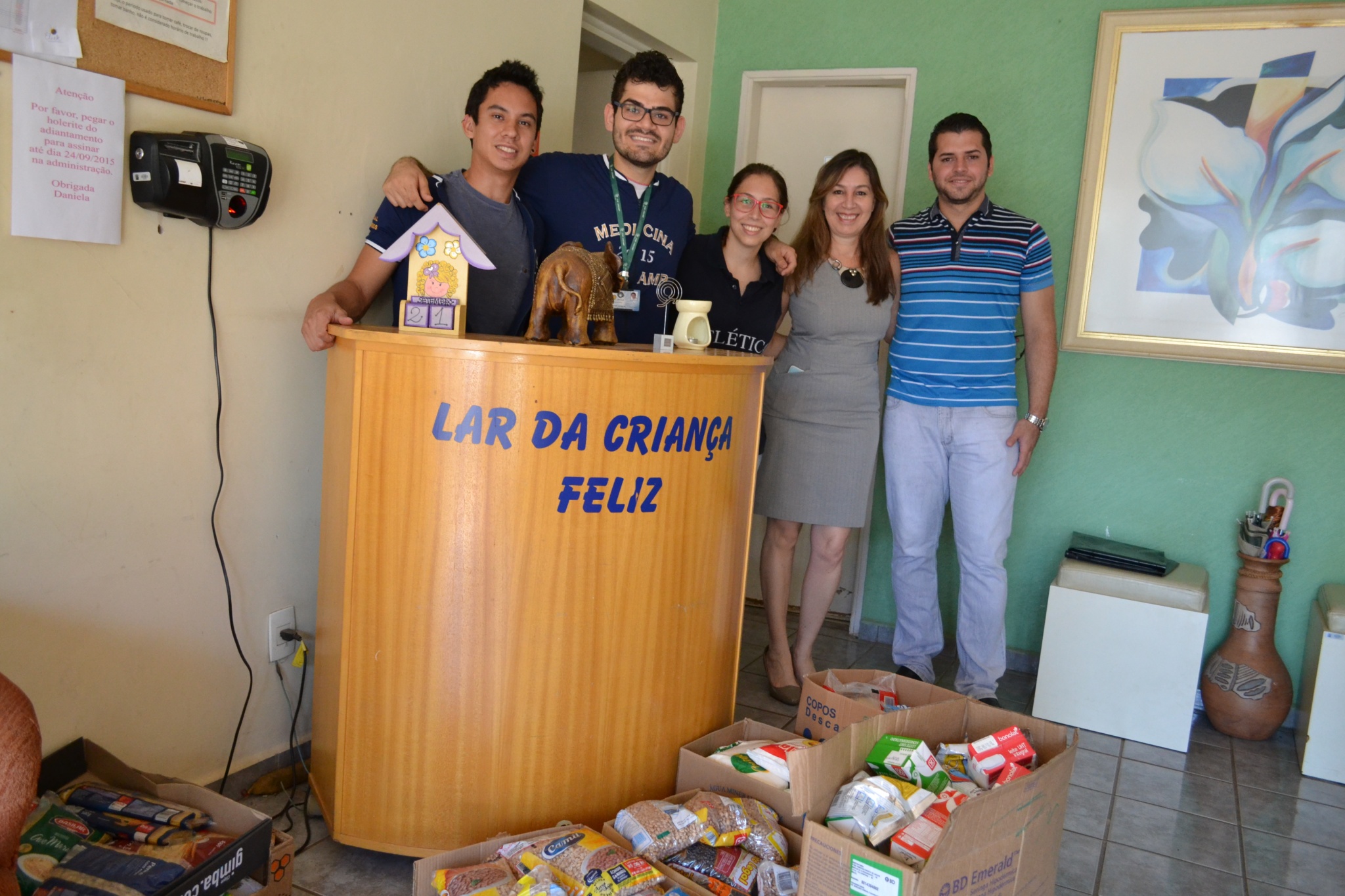 Equipe da FCM entrega doações de alimentos ao Lar da Criança Feliz, localizado no Parque das Universidades, em Campinas/Foto: Camila Delmondes