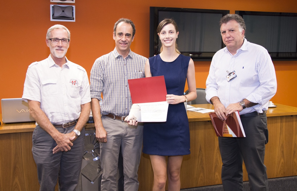 A estudante Gabriela Figueiredo Pucci recebe o primeiro lugar do 20º Prêmio Lopes de Faria/Foto: Rafael Marques