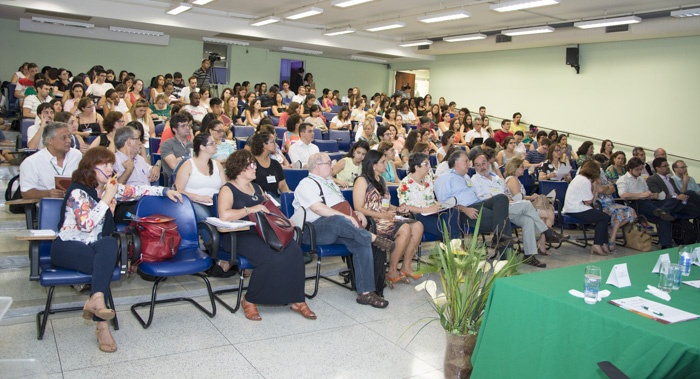 Público presente na abertura do seminário sobre integração ensino e serviço na Atenção Básica. Mesa de abertura do seminário. Foto: Rafael Marques. CADCC-FCM/Unicamp