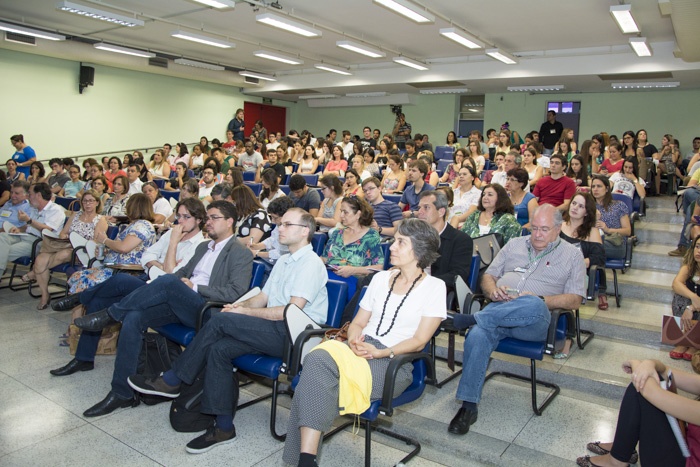 Público presente na abertura do seminário sobre integração ensino e serviço na Atenção Básica. Mesa de abertura do seminário. Foto: Rafael Marques. CADCC-FCM/Unicamp