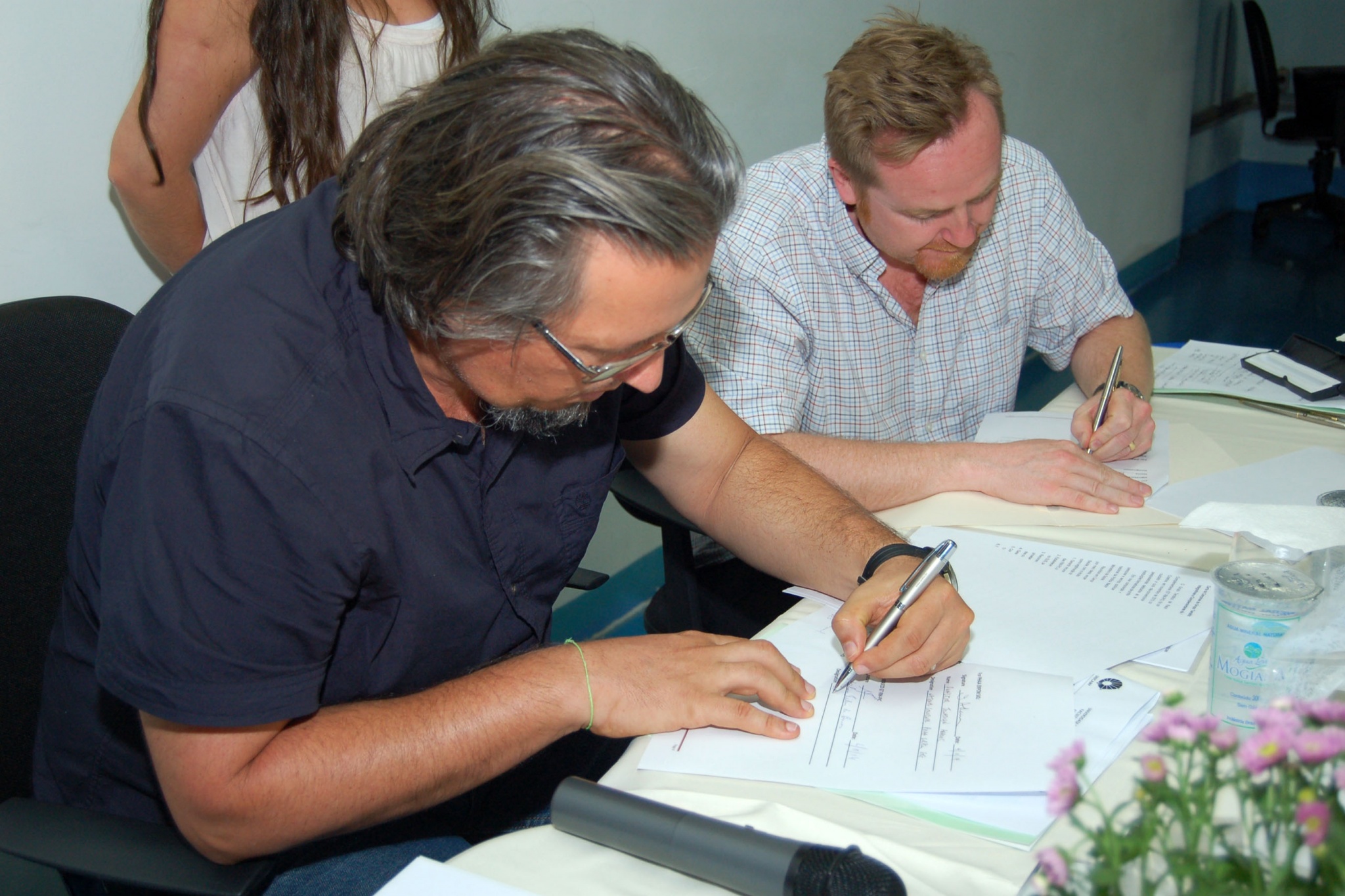 Nelson Filice de Barros e Jon Adams assinam memorando de cooperação de pesquisa entre Unicamp e Universidade de Sidney. Foto: Mário Moreira. CADCC-FCM/Unicamp