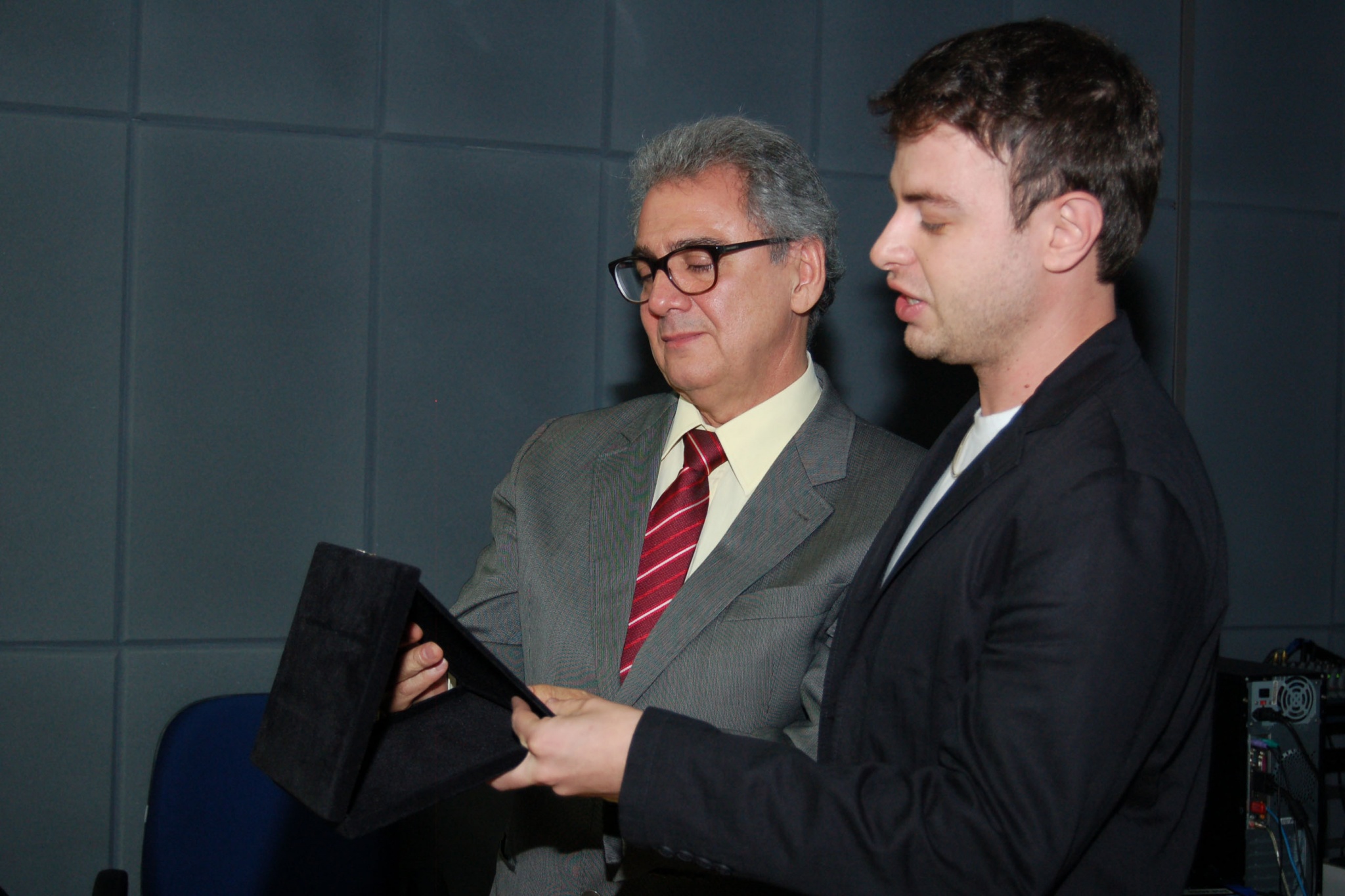 O coordenador do Ciped, José Dirceu Ribeiro, é homenageado por atingir o marco de 50 teses orientadas/Foto: Mario Moreira - CADCC - FCM/Unicamp