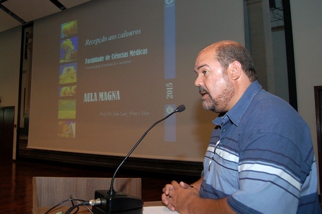 Samuel Ferreira da Silva agradece recepção aos pais e parabeniza veteranos pelo acolhimento aos filhos. Integração entre os curso de Medicina, Enfermagem e Fonoaudiologia. Fotos: Mário Moreira. CADCC-FCM-Unicamp