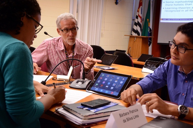 Atividade de grupo em inglês. Foto: Marcelo Oliveira. CADCC-FCM/Unicamp