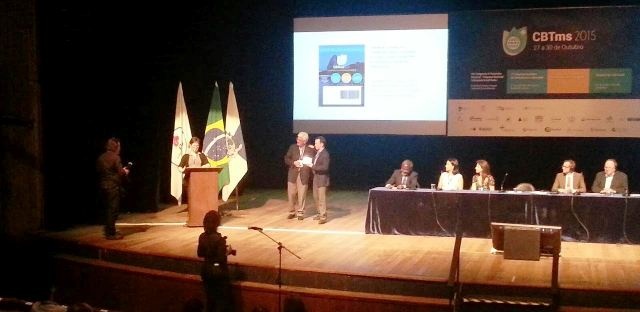 Luciano S. Eifler recebe prêmio pela pesquisa “Telemedicine Conferences Helping Mass Casualty  Victims from night club fire in Brazil”. Foto: Divulgação