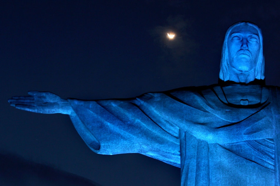Cristo Redentor é iluminado de azul no mês de combate ao diabetes