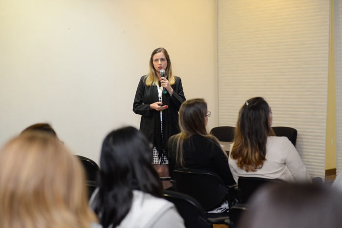 A aluna de doutorado Bruna Antunes de Aguiar Ximenes Pereira recebe o prêmio de melhor trabalho na área de pisiquiatria infantil, durante congresso da ABENEPI/Foto: arquivo pessoal