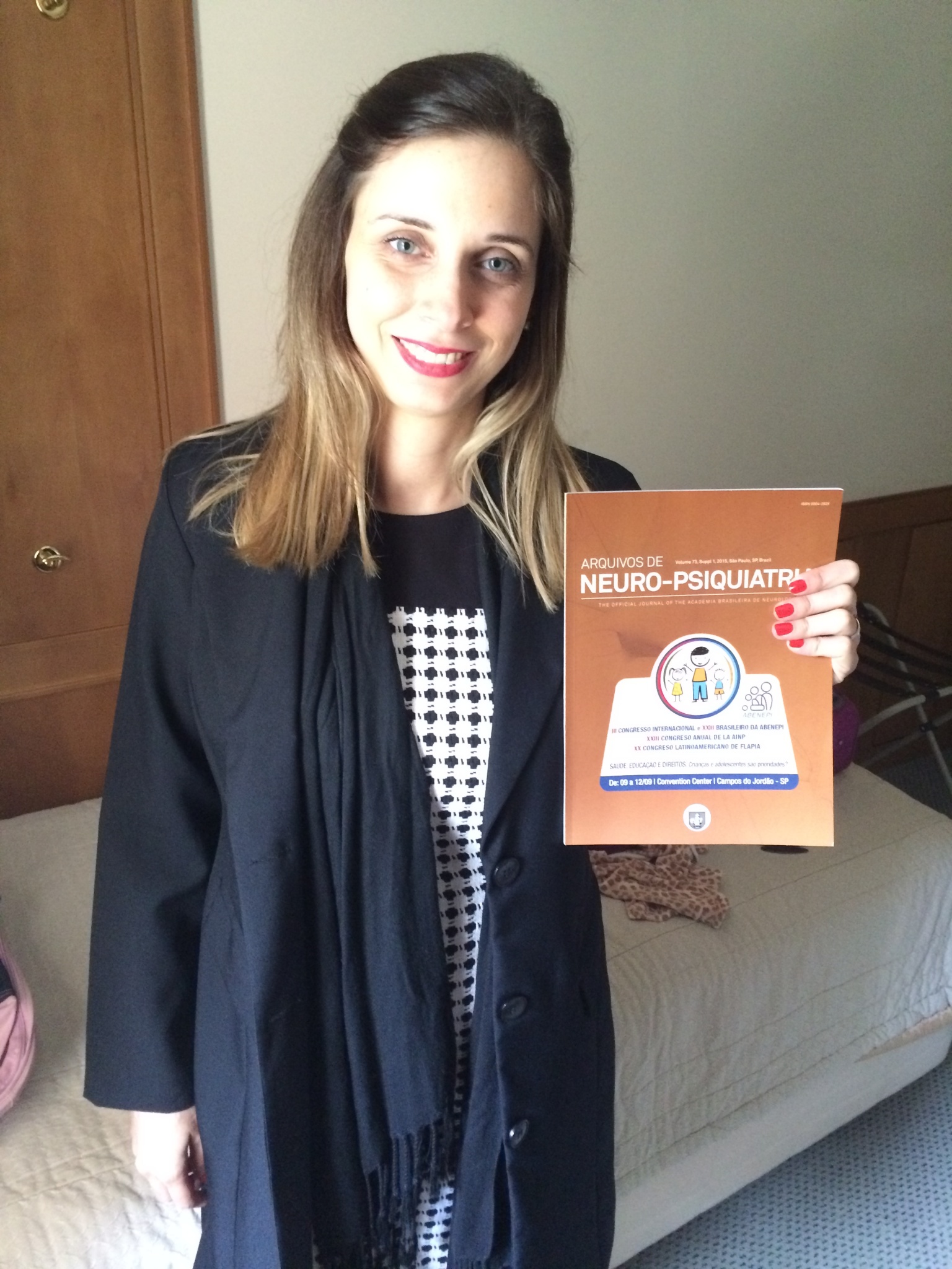 A aluna de doutorado Bruna Antunes de Aguiar Ximenes Pereira recebe o prêmio de melhor trabalho na área de pisiquiatria infantil, durante congresso da ABENEPI/Foto: arquivo pessoal