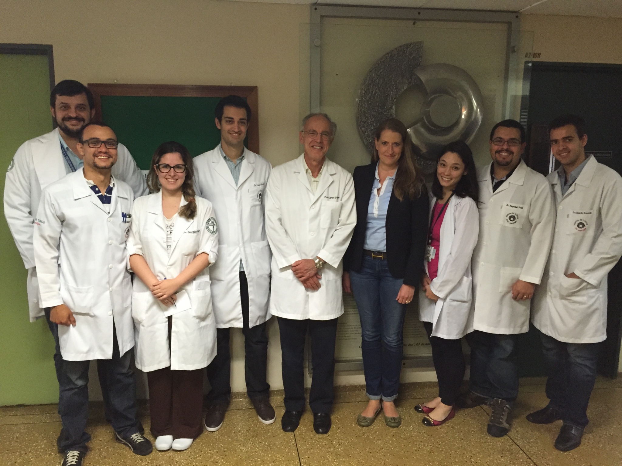 Na foto, os médicos Caio Campos, Edison Silva, Thais Ribeiro, Lucas Gon, Mariana Tanaka, Raphael Pioli e Eduardo Azevedo, e os professores Carlos D’Ancona e Ricarda Bauer/Foto: Divulgação