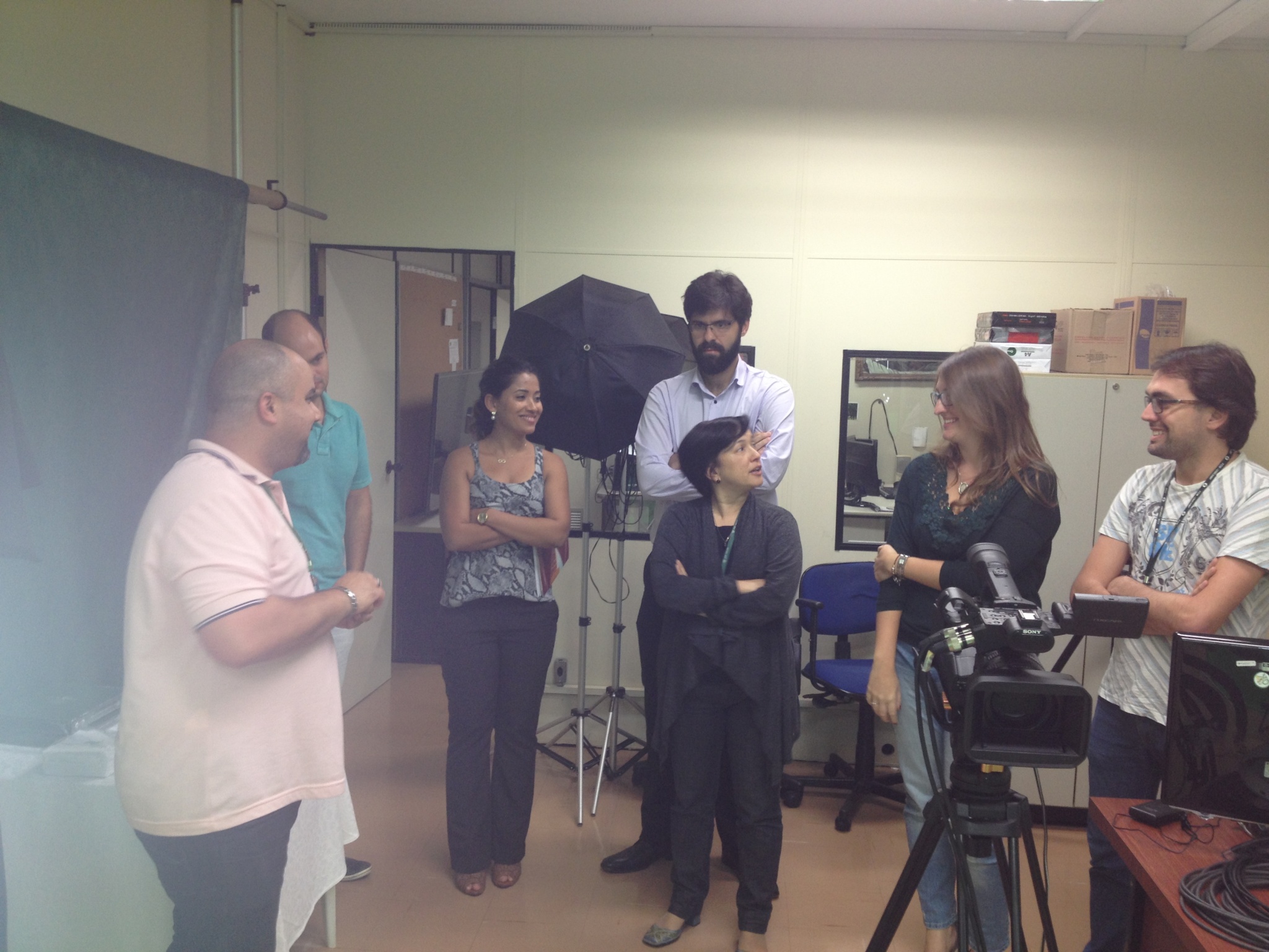 Participantes do curso de Media Training da FCM simulam entrevista no estúdio da Área de Suporte Didático/Foto: Edmilson Montalti