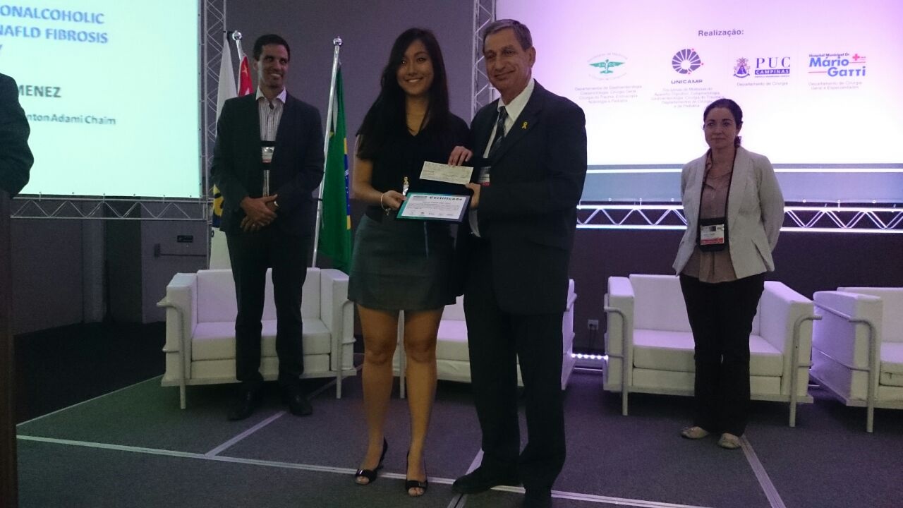 Laisa Simakawa Jimenez recebe o prêmio IG&amp;T 2015. Foto: Divulgação