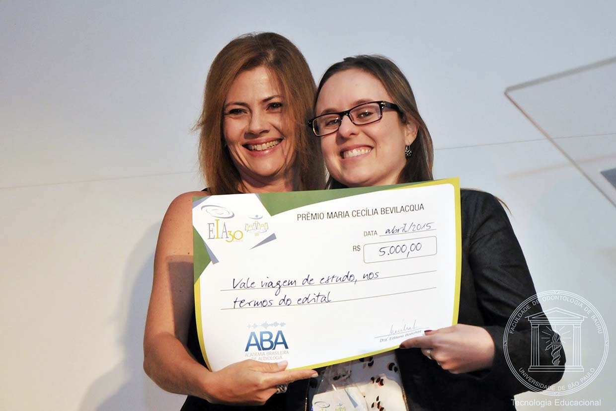 Maria Isabel Ramos do Amaral recebe o prêmio “Maria Cecília Bevilacqua” de melhor tese de doutorado defendida na área de audiologia em 2014. Foto: Divulgação