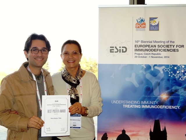 Marcelo Teochi e Maria Marluce Vilela recebem prêmio de melhor pôster apresentado em congresso europeu de imunodeficiência. Foto: Divulgação.