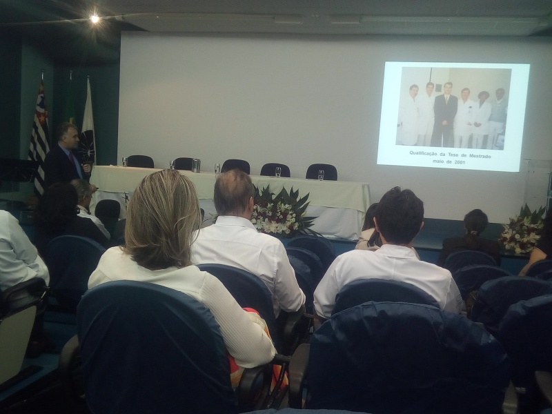 Gustavo Fraga, chefe do Escritório de Internacionalização da FCM,  aborda os desafios de inserção social/Foto: Camila Delmondes